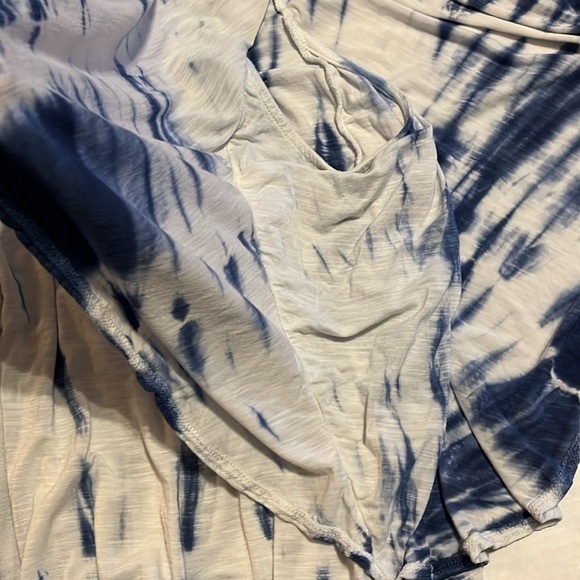 Lane Bryant-22/24-blue and white tie-dye flutter sleeve pull over top blouse - Picture 6 of 11